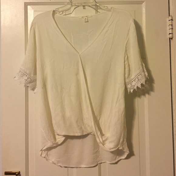 Cute flowy cross over blouse - Picture 1 of 4