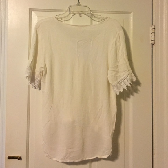 Cute flowy cross over blouse - Picture 2 of 4