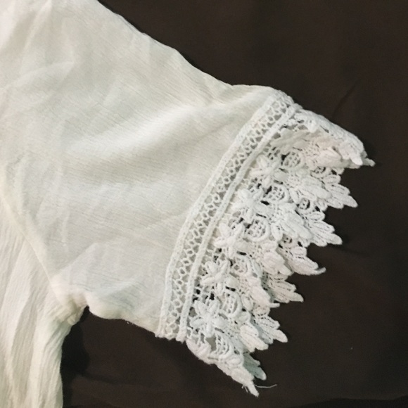 Cute flowy cross over blouse - Picture 3 of 4