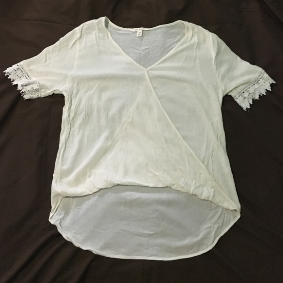 Cute flowy cross over blouse - Picture 4 of 4