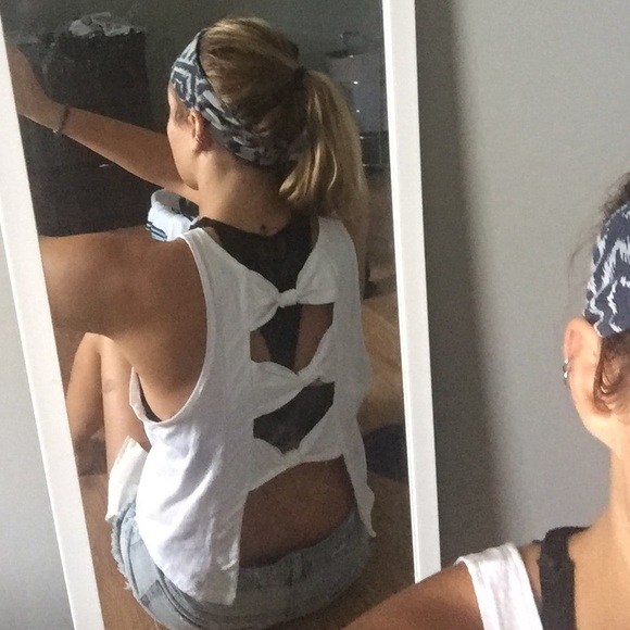 White tank top with cut out back - Picture 4 of 4