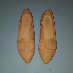 Nude/Blush bow flats with 2 dirt spots