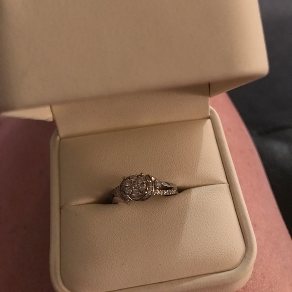 I'm selling a white diamond engagement ring - Picture 2 of 2