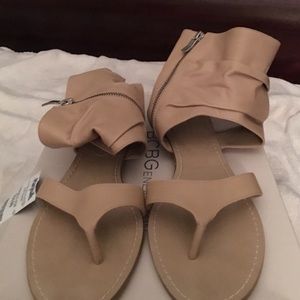 BCBG leather thong sandals 10M - eggcream