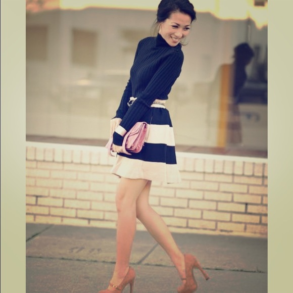 BCBG size 8 tan and black striped skirt.