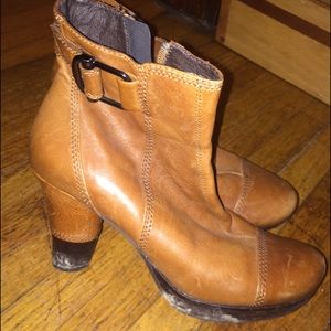 Bivel brown leather heel booties size 39.