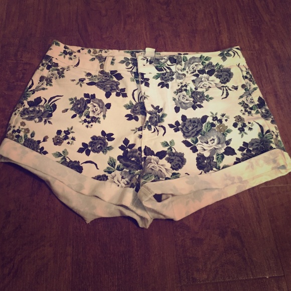 High waisted rose-patterned shorts