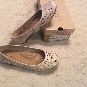 NWB cream laser cut flats