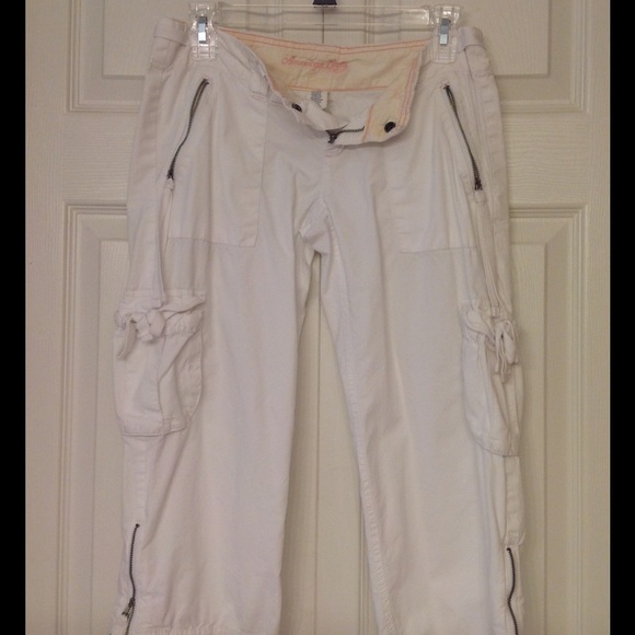 American Eagle cropped cargo capris