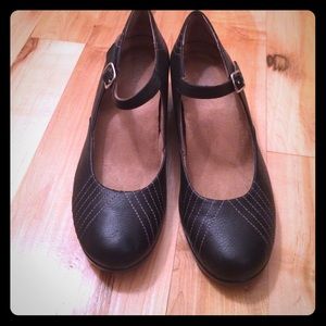 Vionic Orthaheel size 9 Mary Jane wedges.