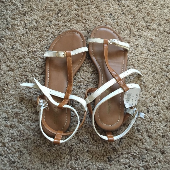 Flat sandals