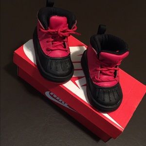 Size 5C boots like new! Nike ACG Woodside