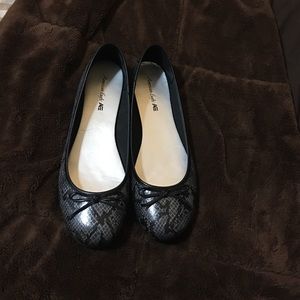 Black and gray snake skin print flats