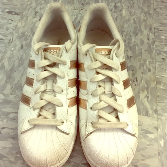 le adidas superstar scarpe con strisce oro poshmark le adidas superstar scarpe con strisce oro poshmark