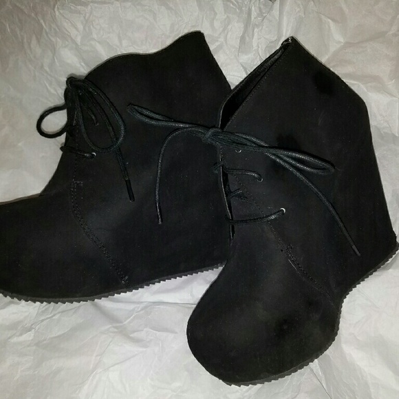 Black lace up platform booties!