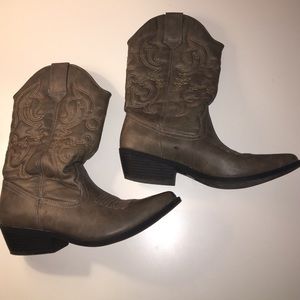 Slightly heeled cowboy boots