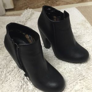 Black leather bootie