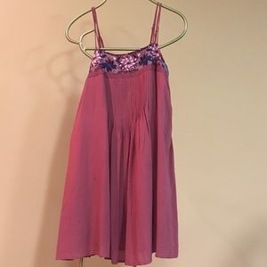 Loose dress with floral embroidering.