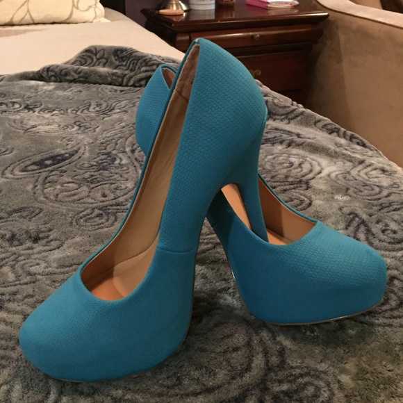 Amazing sexy turquoise pumps!
