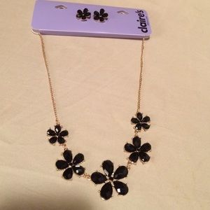 A pretty black necklace & matching earrings