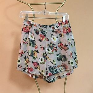 Loose fabric shorts