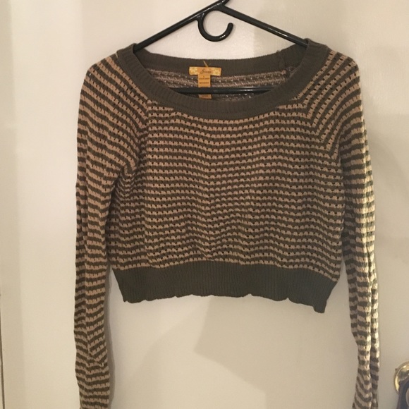 Long sleeve crop top