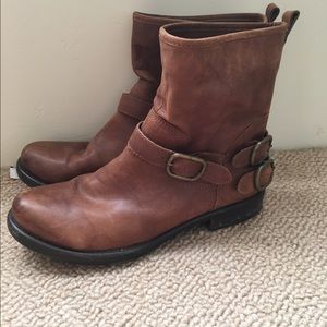 Short boots