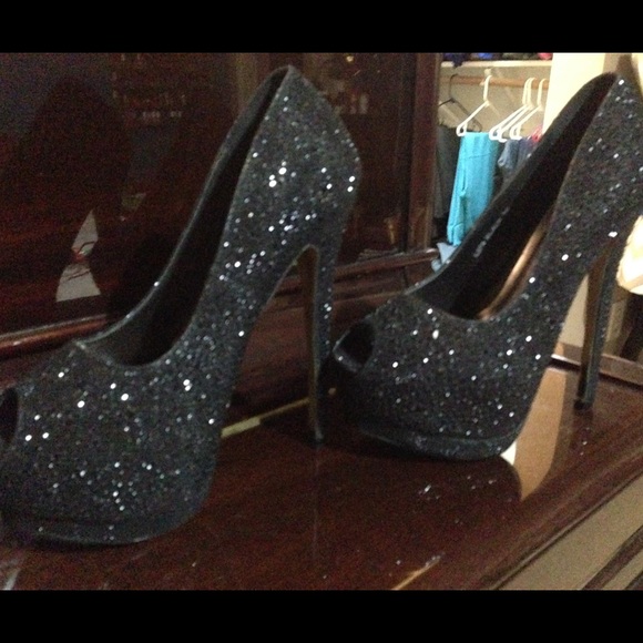 Gorgeous platform crystal heels!! - Picture 2 of 4