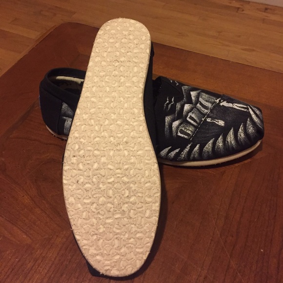TOMS Haitian Artist Collective Unisex sz 8 Mens - Picture 4 of 4