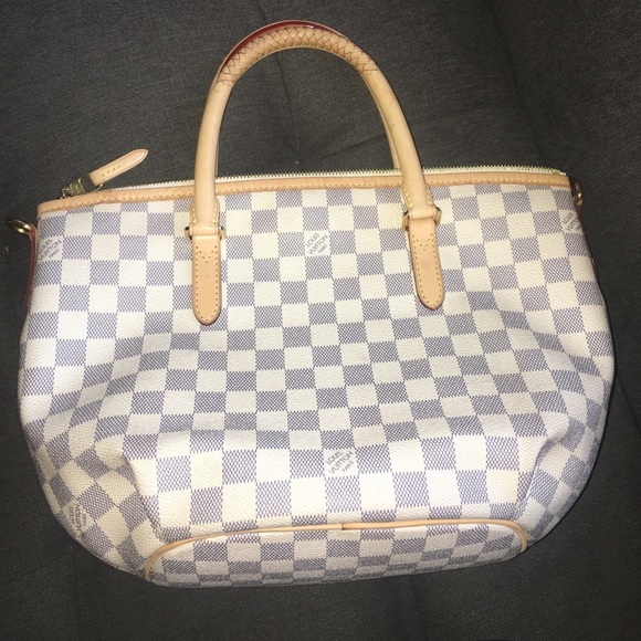 Louis Vuitton - Picture 1 of 1