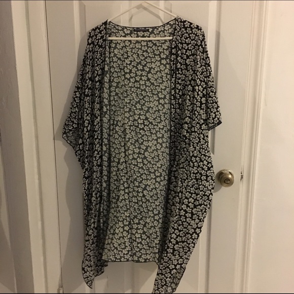 NWOT Brandy Melville Floral Kimono Cardigan