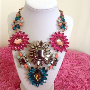 Eye Catching Necklace