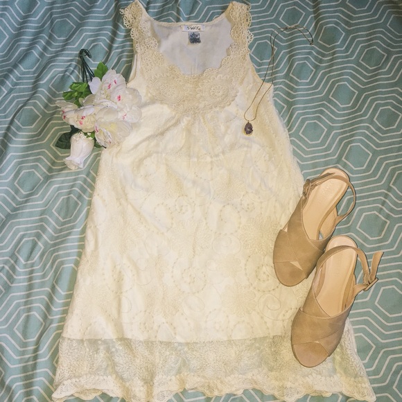Beautiful Sleeveless Lace Shift Dress