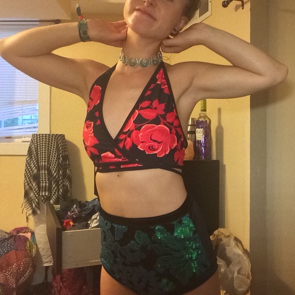 Rose pattern halter - Picture 1 of 3