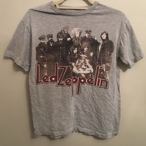 URBAN OUTFITTERS TEE SMALL