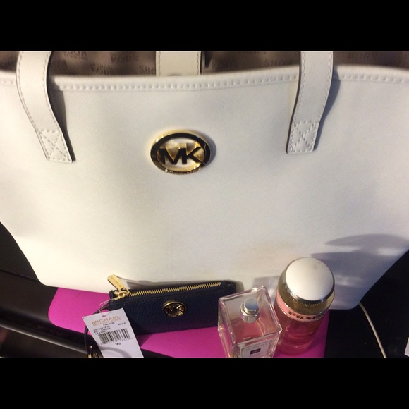 (SOLD)Micheal kors jet set travel bag ***SOLD*** - Picture 2 of 4