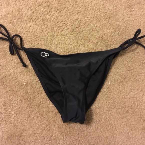 Black bathing suite bottoms with scrunch