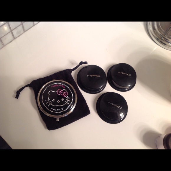 MAC hello kitty Swarovski, light medium powder