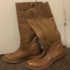 Tahari boots size 9 and half fits like a 9!