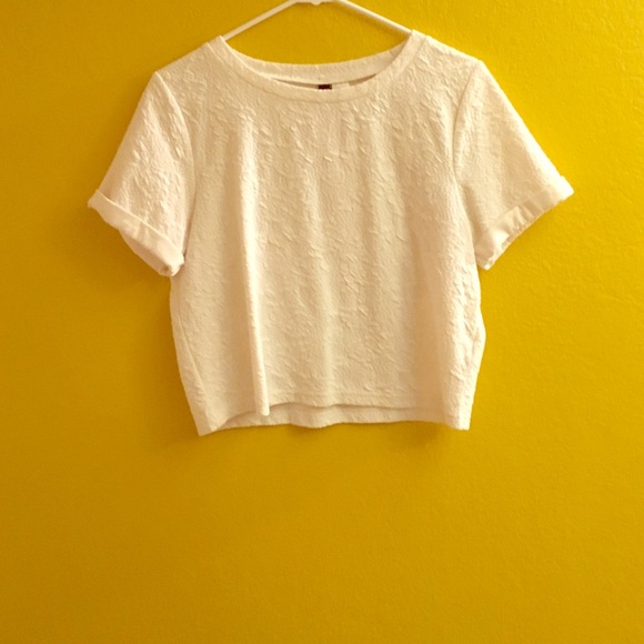 White shirt sleeves crop top