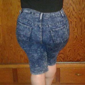 Washed Jean Capri (Plus)