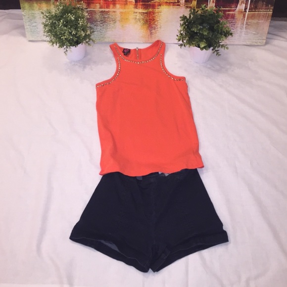 🎉🎉Orange top with cute details🎉🎉