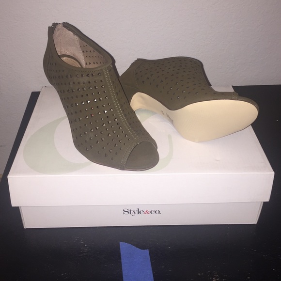 BRAND NEW Olive peep toe booties. Size 5.5