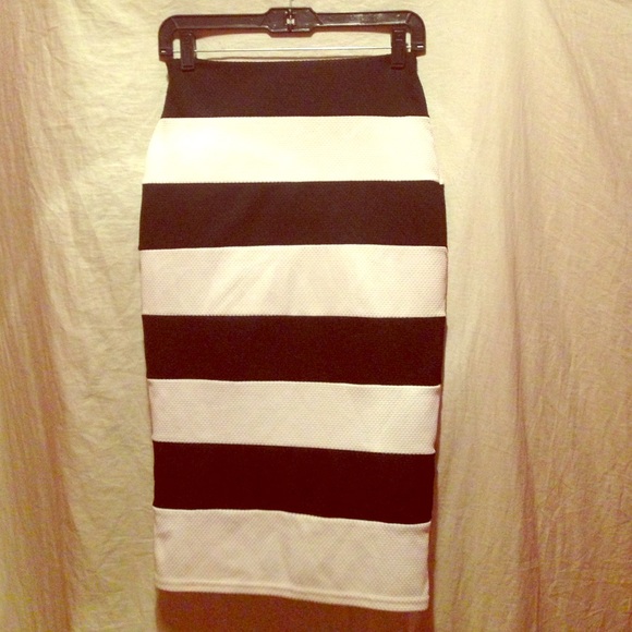NWOT Black and White pencil skirt
