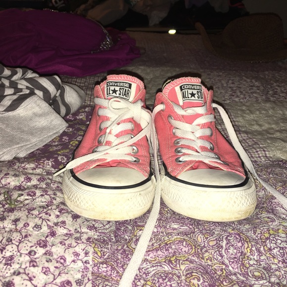 Pinky salmon colored converse size 7