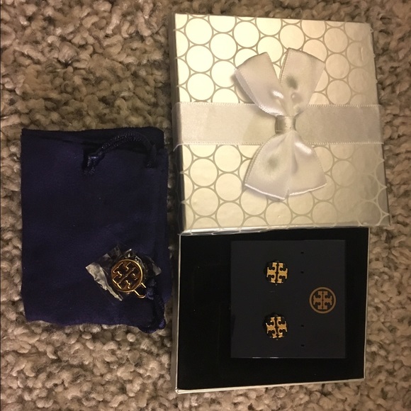 Logo flower resin stud earrings (new)