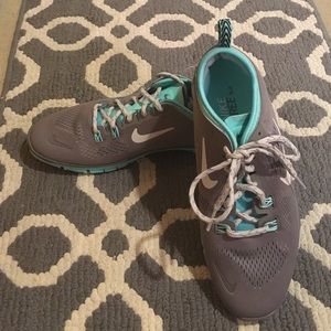 NWOT Nike Free's 8.5 grey & turquoise