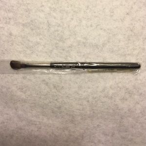 MAC 275 Medium Angled Shading Brush