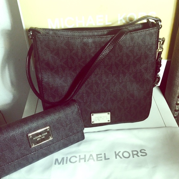 ❌SOLD❌ MK Large Messenger Crossbody with Wallet