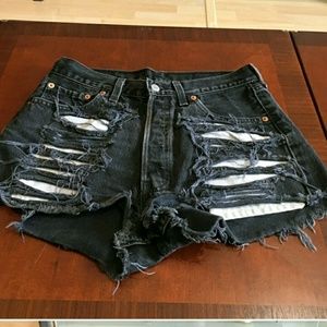 Levi cutoff distress shorts